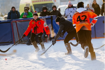 Хоккей с мячом на валенках