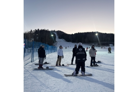 Тренировка по сноуборду на учебном склоне