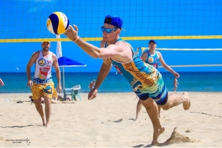 Дневная игра по пляжному волейболу 2x2!