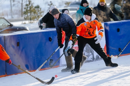 Хоккей с мячом на валенках