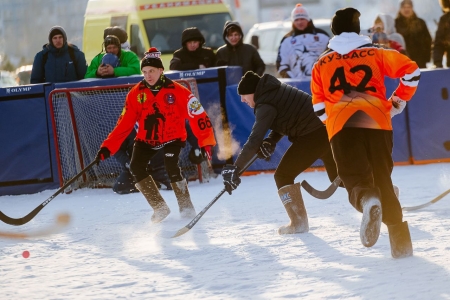 Хоккей с мячом на валенках