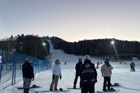 Тренировка по сноуборду на учебном склоне