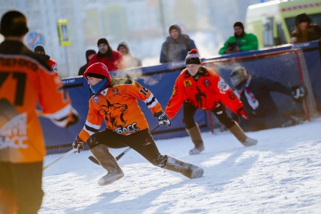 Хоккей с мячом на валенках