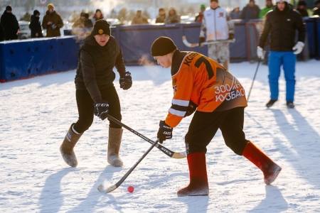 Хоккей с мячом на валенках
