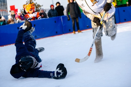 Хоккей с мячом на валенках